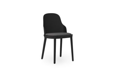En moderne sort NORMANN COPENHAGEN - Allez Stol med højt, buet ryglæn og mørkegrå polstret sæde, sat mod en almindelig hvid baggrund.