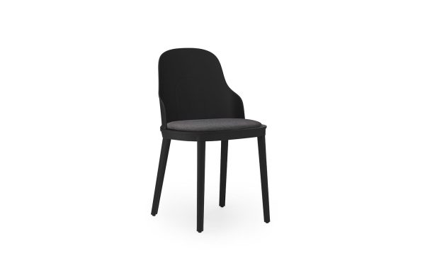 En moderne sort NORMANN COPENHAGEN - Allez Stol med højt, buet ryglæn og mørkegrå polstret sæde, sat mod en almindelig hvid baggrund.