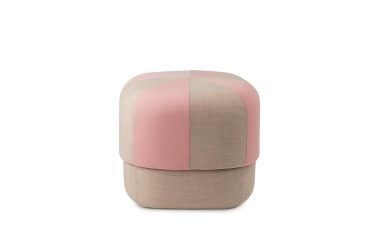 En minimalistisk skammel med et moderne design med fire segmenter, to betrukket med pink og to i et lys beige stof, mod en hvid baggrund. NORMANN KØBENHAVN - Cirkus Puf Duo Lille.