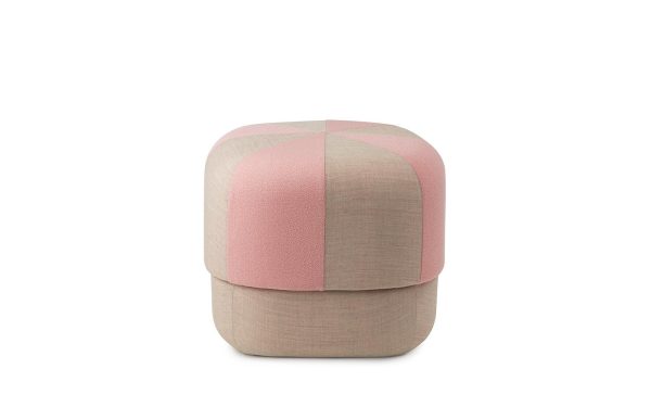 En minimalistisk skammel med et moderne design med fire segmenter, to betrukket med pink og to i et lys beige stof, mod en hvid baggrund. NORMANN KØBENHAVN - Cirkus Puf Duo Lille.