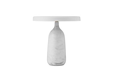 EN NORMANN COPENHAGEN - Eddy Bordlampe med hvid marmor base og et fladt, rundt led lys på toppen, sat mod en almindelig hvid baggrund.