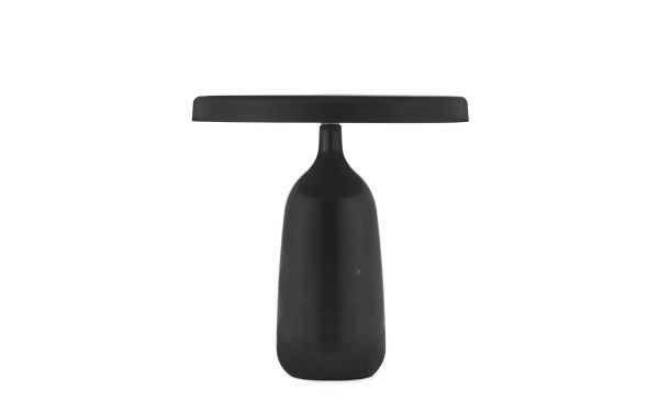 En matsort NORMANN COPENHAGEN - Eddy Bordlampe med en flad, bred top, præsenteret mod en hvid baggrund. designet er slankt og minimalistisk.