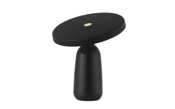 EN NORMANN COPENHAGEN - Eddy Bordlampe med et cirkulært hoved og et cylindrisk håndtag, placeret oprejst, mod en solid hvid baggrund.