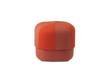 En orange NORMANN COPENHAGEN - Circus Puf Duo Lille med en unik geometrisk form, med opdelte øvre sektioner, isoleret mod en hvid baggrund.