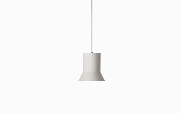 EN NORMANN COPENHAGEN - Hat Lampe Medium hænger fra en simpel hvid snor mod en almindelig hvid baggrund, hvilket fremhæver dets slanke, koniske design.