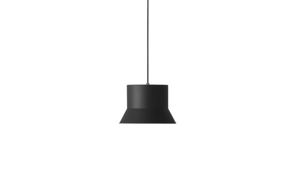 En simpel NORMANN COPENHAGEN - Hat Lampe Stor hængende fra loftet mod en almindelig hvid baggrund. lampen har et slankt, minimalistisk design med en konisk skærm.