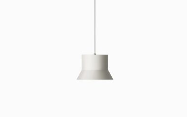 En enkel NORMANN COPENHAGEN Hat Lampe Stor, der hænger i en hvid snor mod en almindelig hvid baggrund, og demonstrerer et rent og minimalistisk design.