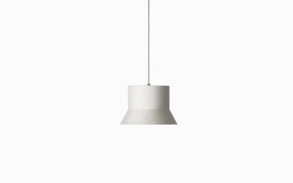 En enkel NORMANN COPENHAGEN Hat Lampe Stor, der hænger i en hvid snor mod en almindelig hvid baggrund, og demonstrerer et rent og minimalistisk design.