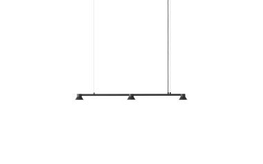 En simpel sort/hvid illustration af en NORMANN COPENHAGEN - Hat Lampe Linear L115 hængende i to reb fra et uset punkt ovenfor, isoleret på en almindelig hvid baggrund. gyngesædet er understøttet af trekantede baser i hver ende.