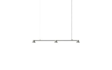 Et minimalistisk billede, der viser en NORMANN COPENHAGEN - Hat Lampe Linear L115 ophængt i to reb, med skarpe skygger under gyngesæderne, mod en almindelig hvid baggrund.