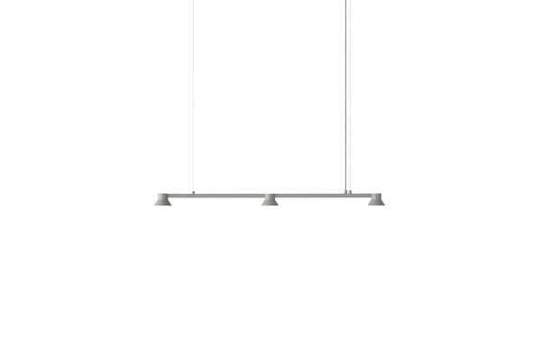 Et minimalistisk billede, der viser en NORMANN COPENHAGEN - Hat Lampe Linear L115 ophængt i to reb, med skarpe skygger under gyngesæderne, mod en almindelig hvid baggrund.