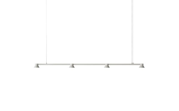 Et minimalistisk billede af en NORMANN COPENHAGEN - Hat Lampe Linear L167 hængende i to snore, med et fladt, enkelt sæde, vist mod en almindelig hvid baggrund.