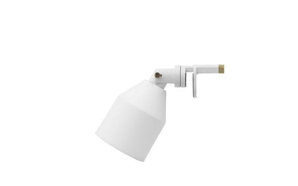 En hvid NORMANN COPENHAGEN - Klip Lampe med en justerbar kegleformet skærm og et monteringsbeslag, isoleret på en hvid baggrund.