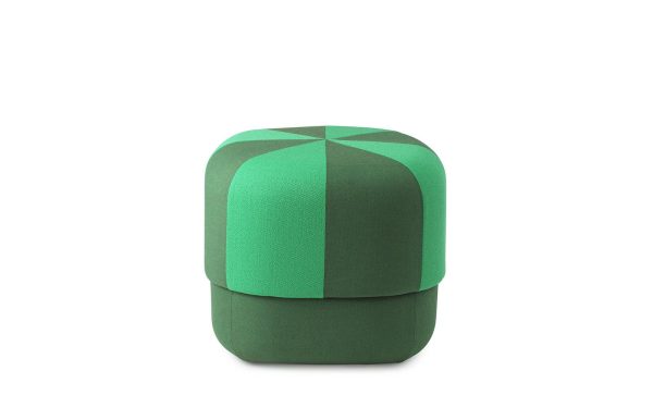 NORMANN COPENHAGEN - Circus Puf Duo Lille med et geometrisk stribedesign isoleret på en hvid baggrund.
