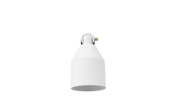 En moderne NORMANN COPENHAGEN - Klip Lampe med et minimalistisk design, med en slank kegleformet skærm og en metallisk sølvbeslag til loftmontering, isoleret på en hvid baggrund.