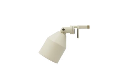 En moderne NORMANN COPENHAGEN - Klip Lampe med justerbar arm og vinklet skærm, isoleret på en lys baggrund.