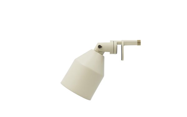En moderne NORMANN COPENHAGEN - Klip Lampe med justerbar arm og vinklet skærm, isoleret på en lys baggrund.