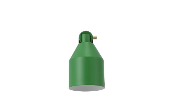 En grøn, konisk pendel med en mat finish, med et enkelt, moderne design og et gråt interiør - NORMANN COPENHAGEN - Klip Lampe, udstillet mod en almindelig hvid baggrund.