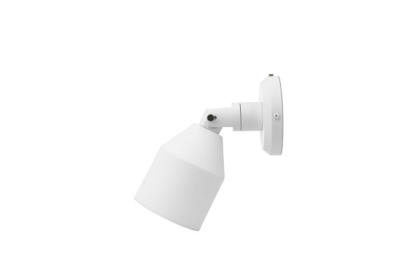 Hvid vægmonteret Klip Væglampe spotlight med et moderne design, med et justerbart lampehoved og en hvid finish, isoleret på en almindelig hvid baggrund.