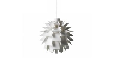 En moderne pendel med NORMANN COPENHAGEN - Norm 69 Lampe Lille, et flerlags geometrisk design sammensat af hvide kantede elementer, hængende mod en almindelig hvid baggrund.