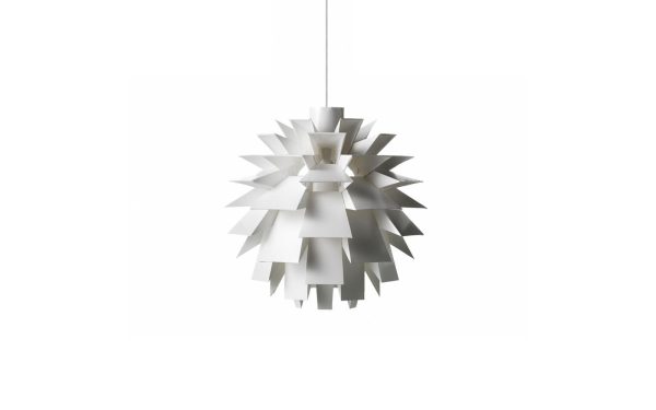 En moderne pendel med NORMANN COPENHAGEN - Norm 69 Lampe Lille, et flerlags geometrisk design sammensat af hvide kantede elementer, hængende mod en almindelig hvid baggrund.