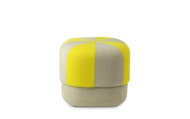 Et moderne NORMANN COPENHAGEN - Circus Puf Duo Lille med et segmenteret design, der kombinerer skiftende paneler af gult og lysegråt stof, fotograferet mod en hvid baggrund.