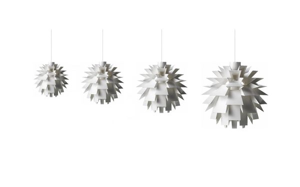 Fire NORMANN COPENHAGEN - Norm 69 Lampe XX-Stor pendellamper med et geometrisk, starburst design, lavet af hvide metalliske plader, hængende mod en almindelig hvid baggrund.