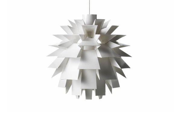 En moderne NORMANN COPENHAGEN - Norm 69 Lampe XX-Stor pendel med et geometrisk, flerlags design, ophængt mod en skarp hvid baggrund.