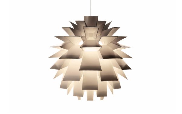 En moderne NORMANN COPENHAGEN - Norm 69 Lampe XX-Stor med et lagdelt, geometrisk design, der ligner en fyrretræskegle, der udsender en blød, varm glød mod en almindelig hvid baggrund.