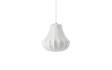 En moderne hvid pendel med et skulpturelt, kurvet design, der hænger i et tyndt kabel mod en almindelig hvid baggrund, perfekt til moderne "interiør"-styling.