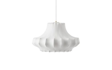 Et moderne NORMANN COPENHAGEN - Phantom Lampe Mellem med et skulpturelt, bølget design hænger fra et simpelt kabel mod en almindelig hvid baggrund.