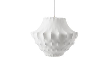 En hvid, skulpturel pendel med ribbet design, der hænger på en almindelig hvid baggrund. Lampen har en moderne TomorrowsDesign-form med bløde toppe.
