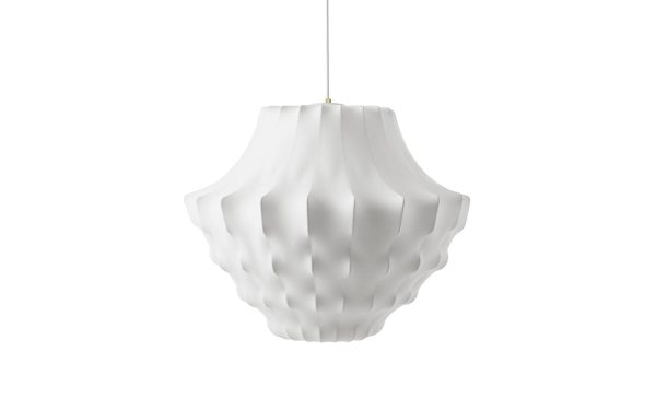 En hvid, skulpturel pendel med ribbet design, der hænger på en almindelig hvid baggrund. Lampen har en moderne TomorrowsDesign-form med bløde toppe.