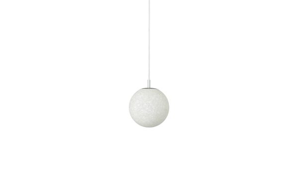 En enkelt NORMANN COPENHAGEN - Pix Pendel Ø20 pendel med en tekstureret globusskærm, der hænger fra en almindelig hvid ledning mod en helt hvid baggrund.
