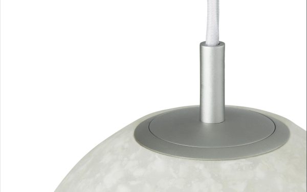 Nærbillede af en moderne lampefod med en NORMANN COPENHAGEN - Pix Pendel Ø20, med en sølvcylindrisk hals og en hvid ledning mod en almindelig hvid baggrund.