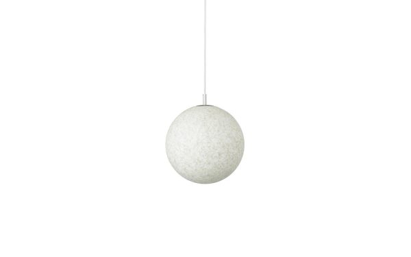 En enkelt NORMANN COPENHAGEN - Pix Pendel Ø30 med en tekstureret hvid overflade hænger fra et tyndt kabel mod en almindelig hvid baggrund.