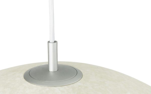 Nærbillede af en NORMANN COPENHAGEN - Pix Pendel Ø60, der viser en hvid ledning forbundet til en metalstang og -sokkel, sat mod en neutral, råhvid lampeskærm. materialerne har en glat, mat finish.