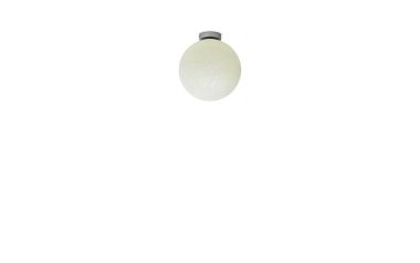 En enkelt NORMANN COPENHAGEN Pix Lampe Ø30 hængende mod en almindelig hvid baggrund.