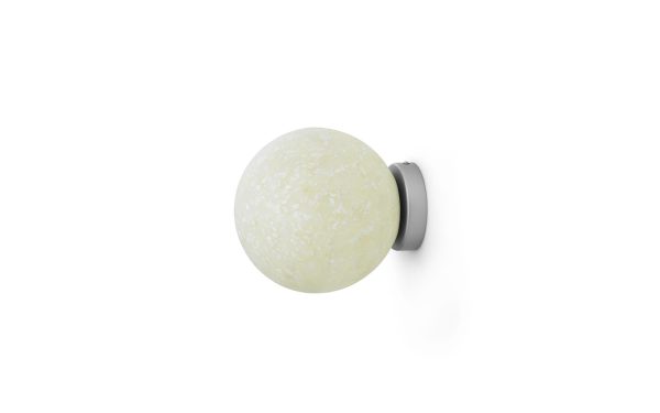 EN NORMANN COPENHAGEN - Pix Lampe Ø30, lysarmatur af matteret glas fastgjort til en mørkegrå holder, isoleret mod en hvid baggrund.