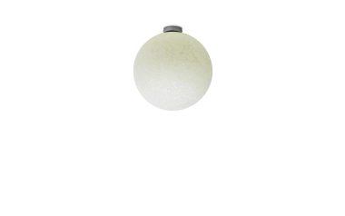 En enkelt NORMANN COPENHAGEN - Pix Loftlampe Ø45 med plettet tekstur, hængende fra et loft mod en almindelig hvid baggrund.