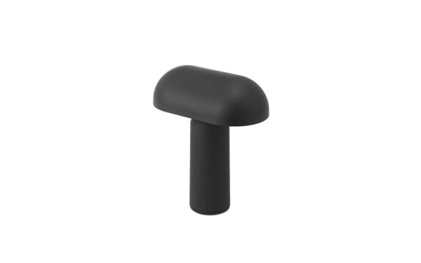 En sort NORMANN COPENHAGEN - Porta Bordlampe på hvid baggrund, med en glat, afrundet top og et cylindrisk håndtag med en synlig tænd/sluk-knap.