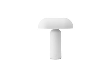 En minimalistisk hvid NORMANN COPENHAGEN - Porta Bordlampe med en rund base og en svampeformet top, isoleret på en hvid baggrund.