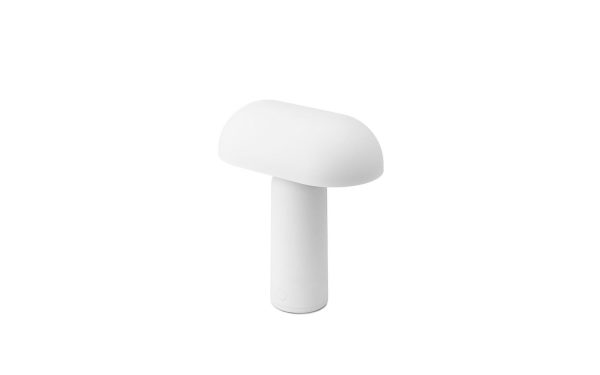 En enkel hvid NORMANN COPENHAGEN Porta Bordlampe med en glat, afrundet top og en cylindrisk base, sat mod en almindelig hvid baggrund.
