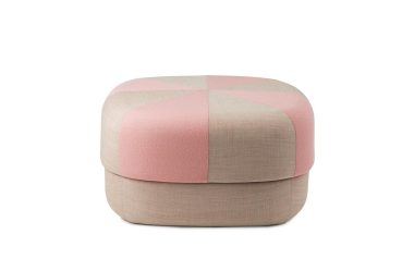 Rund, moderne skammel med et blødt pink og beige farveblokdesign på en hvid baggrund.
Produktnavn: NORMANN COPENHAGEN - Circus Puf Duo Stor