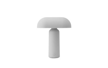 En moderne bærbar svampeformet lampe med hvid base og skærm, med en simpel knapstyring, isoleret på en hvid baggrund fra TomorrowsDesign.