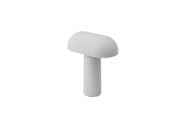 En minimalistisk hvid svampeformet lampe med en afrundet hætte og en cylindrisk base mod en almindelig hvid baggrund, perfekt til moderne interiørdesign.