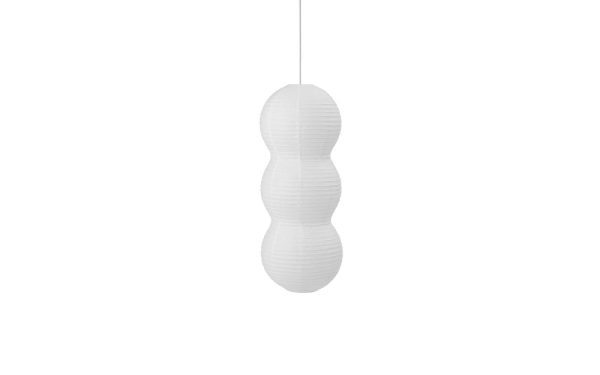 Hvid, NORMANN COPENHAGEN - Puff Lampe Mængdeformet papirlanterne hængende fra et loft med en ren, hvid baggrund. Lanternen har en struktureret overflade med vandrette kanter.