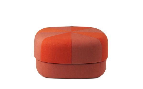 Et moderne, NORMANN COPENHAGEN - Circus Puf Duo Stor med et geometrisk mønster, bestående af flere stykker sektioner på en almindelig hvid baggrund.