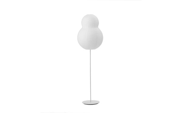 En moderne gulvlampe med en unik, abstrakt Normann Copenhagen Puff Gulvlampe formet som en forvrænget kugle på en slank, lodret stang, alt i et minimalistisk hvidt design på en hvid baggrund.