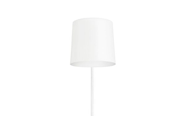 En minimalistisk hvid NORMANN COPENHAGEN - Rise Væglampe med en cylindrisk skærm og en slank lodret stang, sat mod en almindelig hvid baggrund.